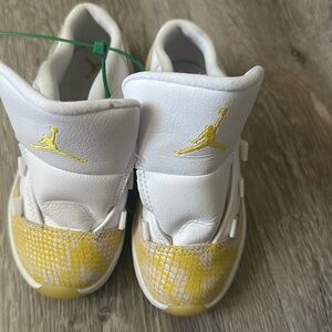 Snakeskin yellow Jordan 10c